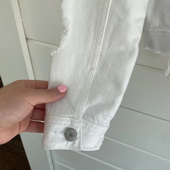 NWT American Eagle Outfitters | White Distressed Denim Jacket | Perfect Conditio - Picture 5 of 10